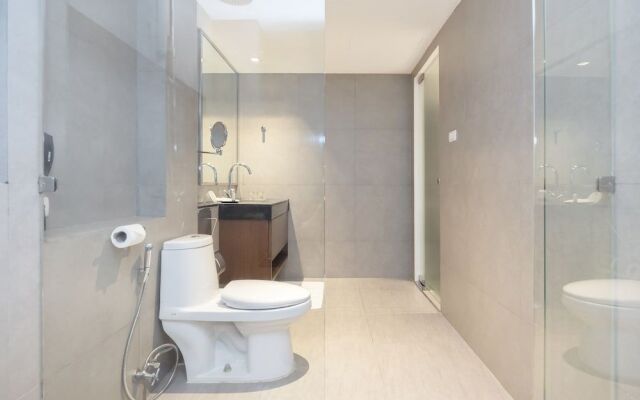 Silver Living Phrom Phong by Favstay