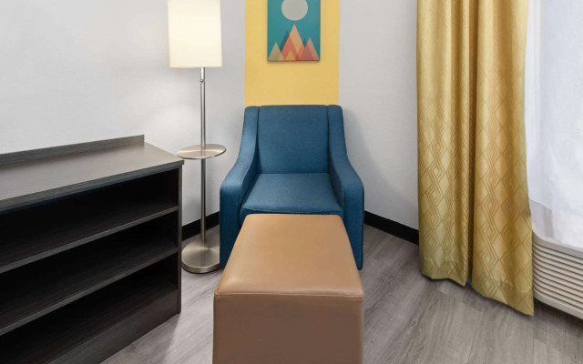 Days Inn & Suites by Wyndham Lubbock Medical Center