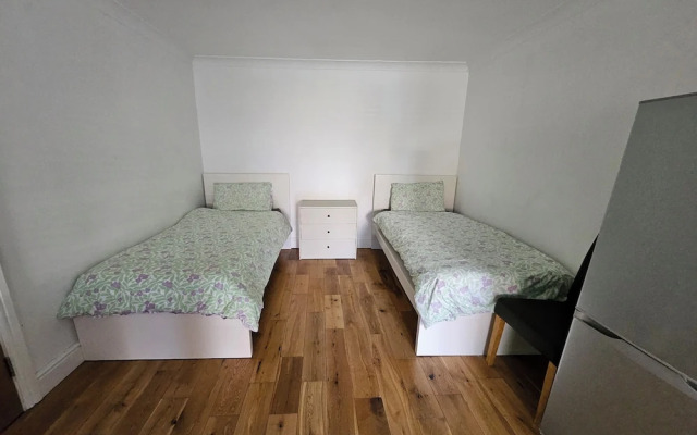 SnoozeDen Westmead – Windsor Castle & Legoland