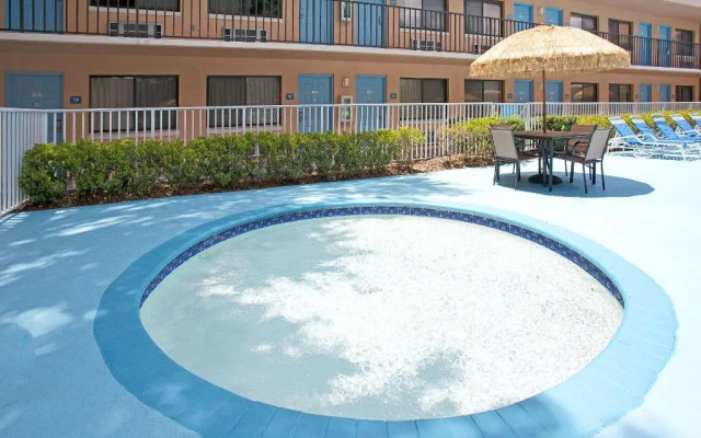 Travelodge Suites by Wyndham Kissimmee Orange