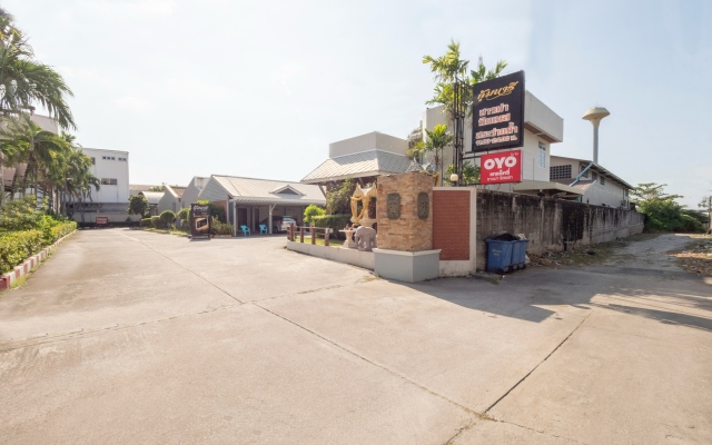 OYO 75382 Chonburi Hotel