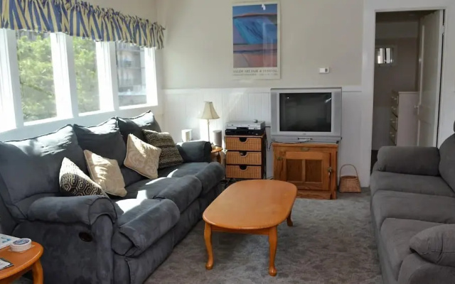 421 Beach Dr