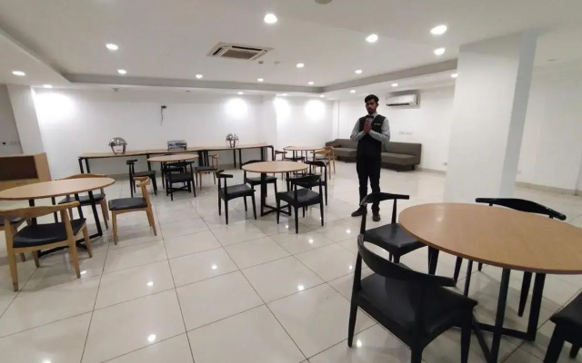 Saltstayz Select - Near Sohna Road City Center