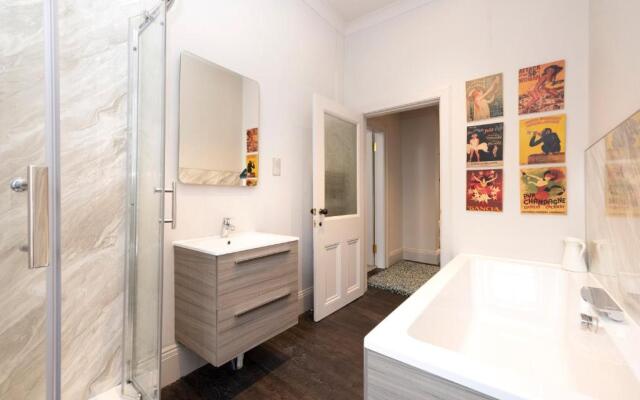 ALTIDO Sophisticated and Bright 4BR apt near Edinburgh Castle