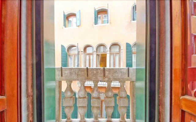 Sunny Venice Apartment