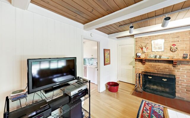 Light-Filled Charmer - 2 Br Home