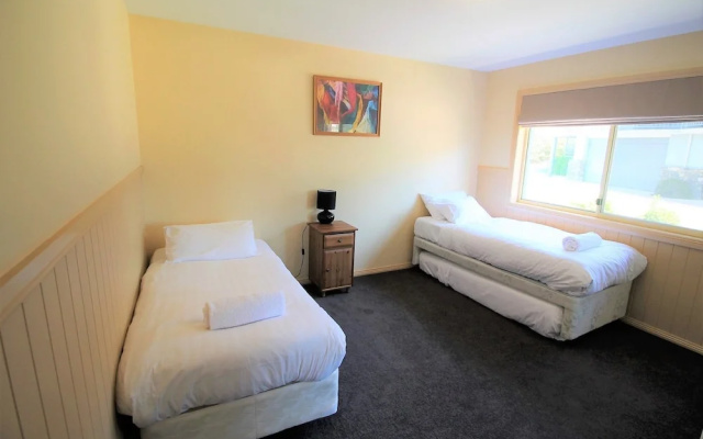 Torino 6 - Lake Jindabyne & Snowy Mountain Views – Guest Rooms – Jindabyne