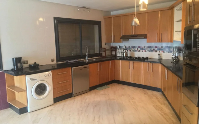 Luxurious 5 Bedrooms Villa Ref HI51053