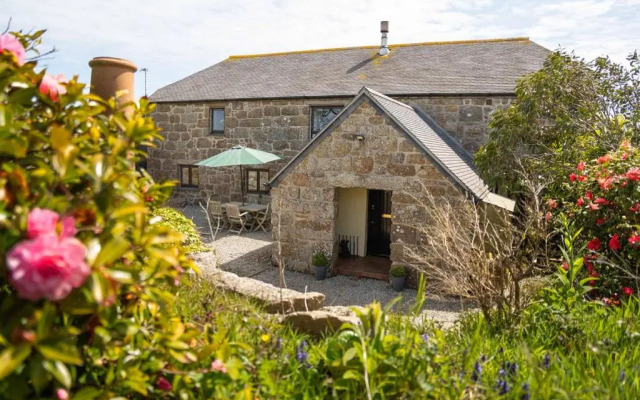 Spacious barn conversion, walk to 3 beaches