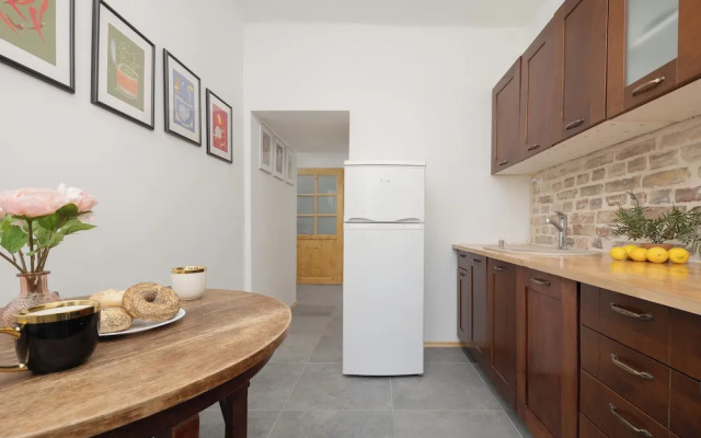 Traditional Warsaw Apartment by Renters