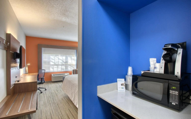 Holiday Inn Express Hotel & Suites Oshkosh by IHG