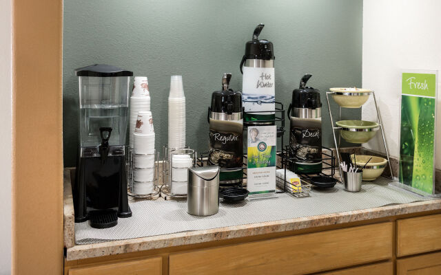 Desert Sands Inn & Suites