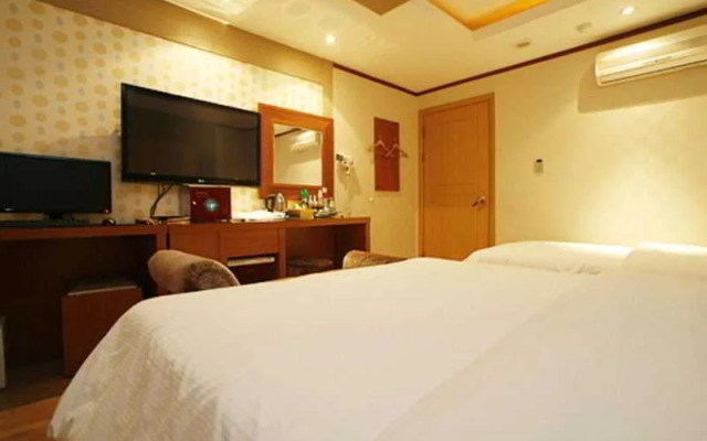 Two Be In Tourist Hotel