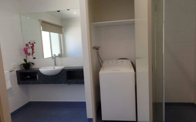 Waterfront Retreat At Wattle Point