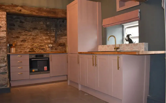 Ty Llaeth 2-bed Cottage, Sleeps 4, Pet Friendly