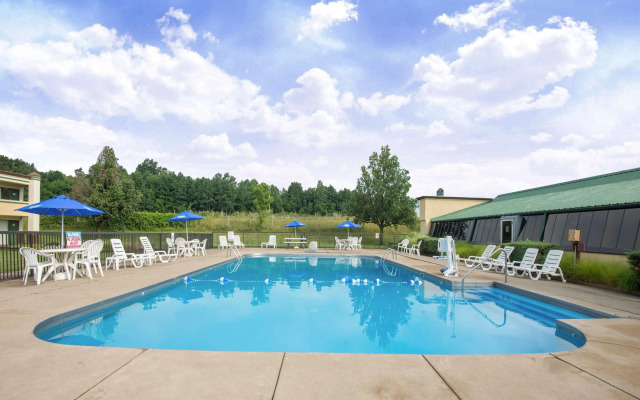 Travelodge by Wyndham Ridgeway Martinsville Area