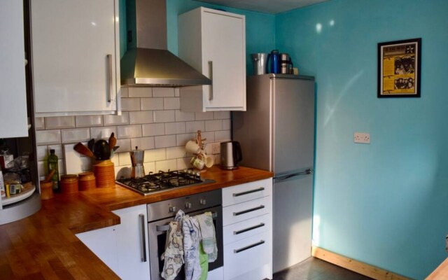Traditional 2 Bedroom Flat Next to Springfield Park