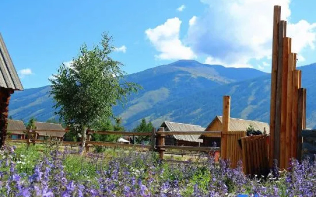 Leisurely Idle · Snow Mountain Panorama · Garden Vacation Apartment (Kanas Scenic Area) – Outside – Altay