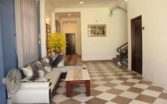Queenie House