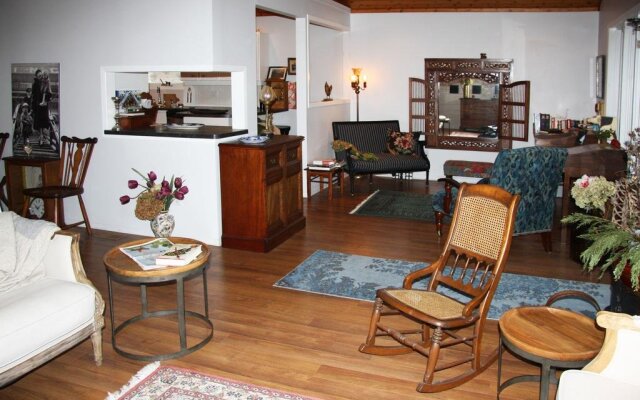 2 Moon Cottage Bed & Breakfast