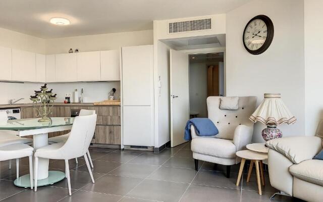 2br apartment with parking near Monaco