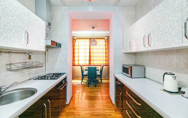 Luxury Apartment with Flame Tower View