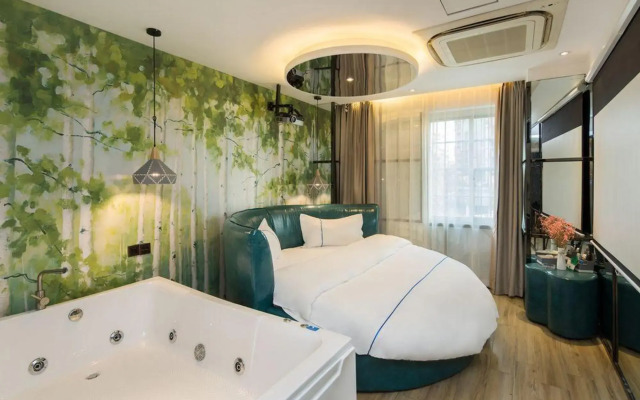 Happy month luxury luxury Inn Changsha BYD store