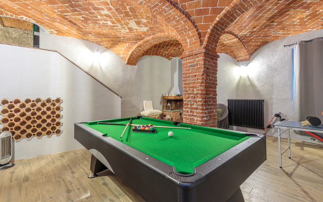 Cascina Liebe with sauna among vineyards