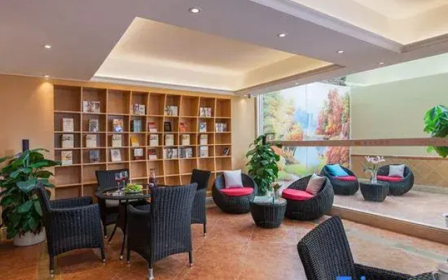 Vienna Hotel Yangjiang Yangxi Moon Bay Branch