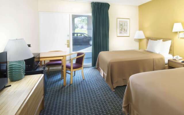Howard Johnson by Wyndham Newburgh/West Point