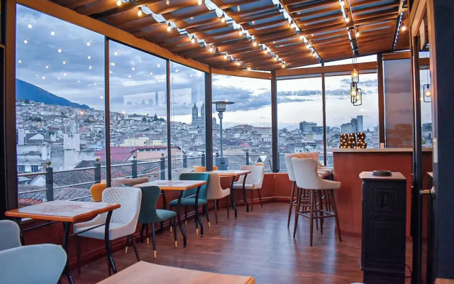 Hotel & Rooftop King Experience by David