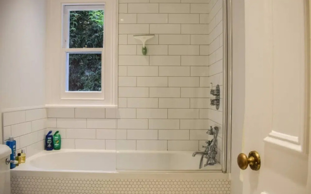 Fantastic 2 Bedroom Shepherds Bush Garden Flat