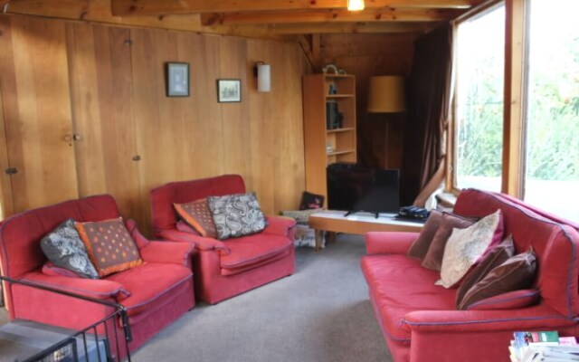 9 Chalet Cres
