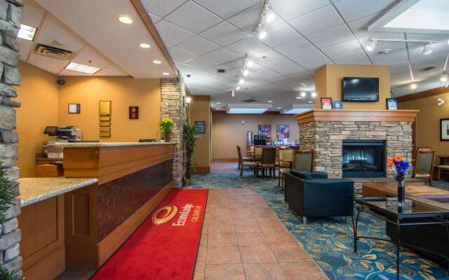 Econo Lodge Inn & Suites University