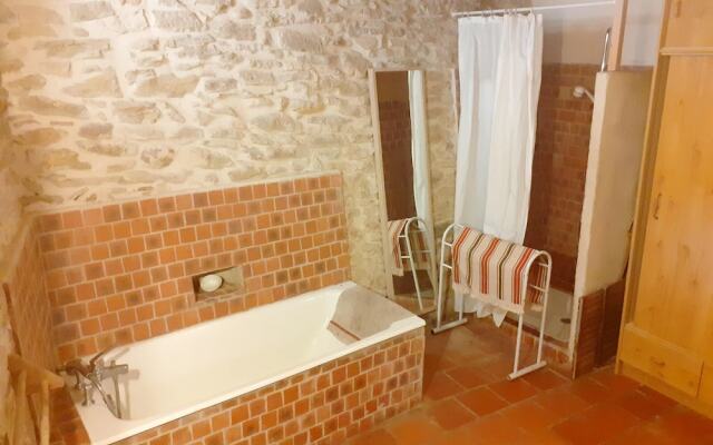 House With 4 Bedrooms in Laudun-l'ardoise, With Wonderful City View, Furnished Garden and Wifi