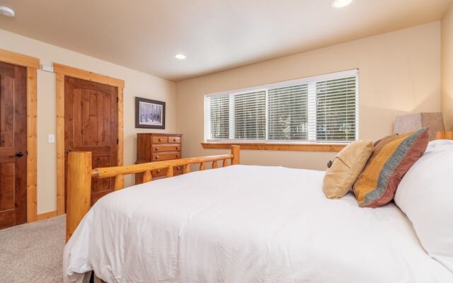 Getaway Moose 3 Bedroom Home by NW Comfy Cabins by RedAwning