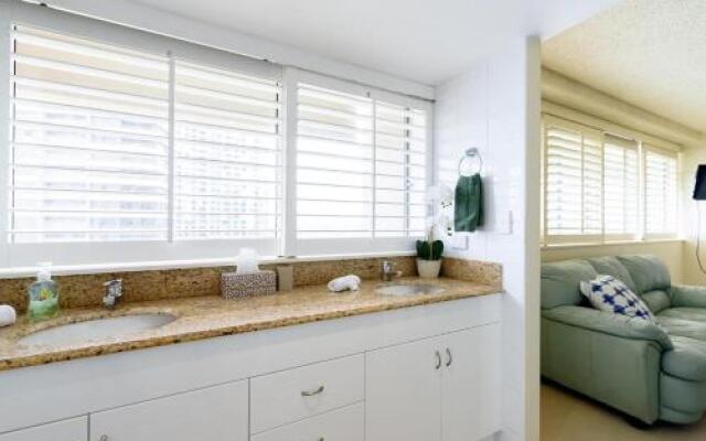 Main Beach Waterfront Apartment