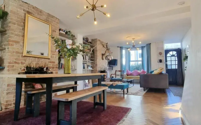 Eclectic seaside 4 bedroom artists residence