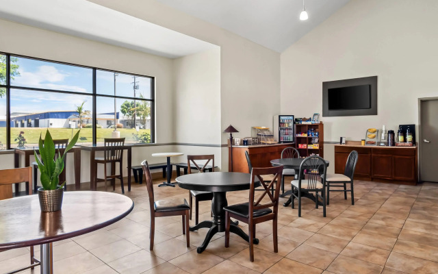Days Inn by Wyndham Fontana / Rialto