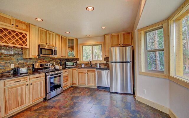 Grand Moose Lodge 3 Bedroom Home by RedAwning