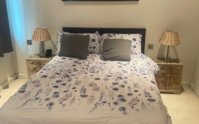 Lovely 1-bed Apartment Canary Wharf in London