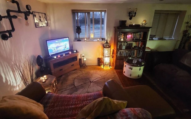 1 Bed Flat - Sleeps 4 - Garden - Parking - Wifi