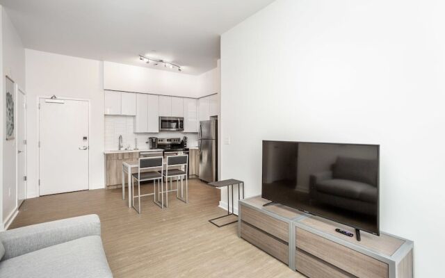 Luxury Apt Near Convcenter, Stadiums, & Harbor
