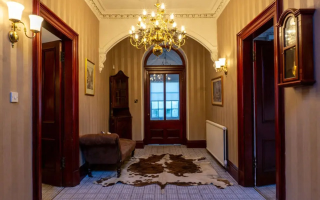 Newton Manor House -7 Bedroom House