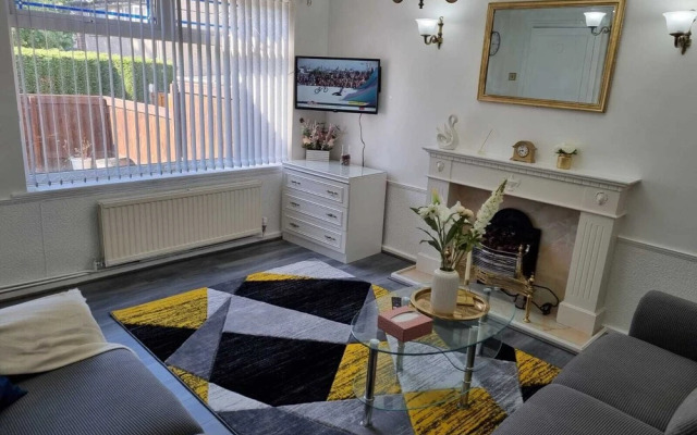 Modern 2-bed Home - Private Garden, Parking & Wifi