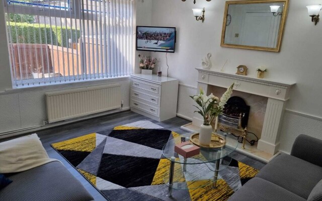 Modern 2-bed Home - Private Garden, Parking & Wifi