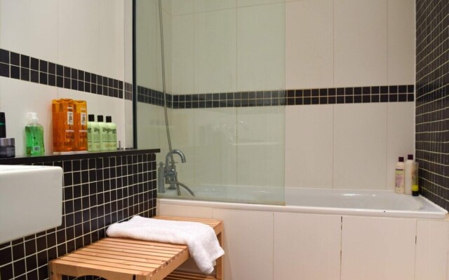 Charming 2 Bedroom Flat with Backyard in Battersea
