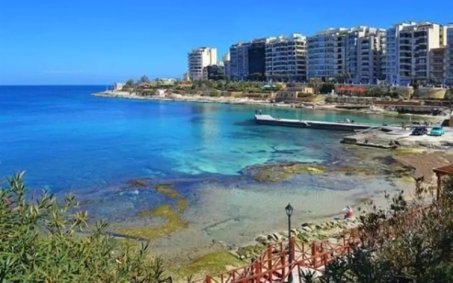 Seaview Apartment In Fort Cambridge, Sliema