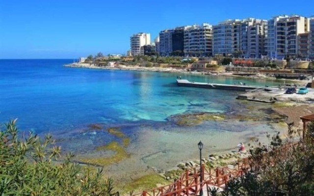 Seafront Apartment in Sliema wt Breathtaking Views