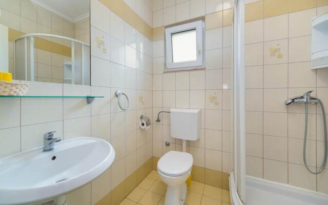 Nice Apartment in Brist With 1 Bedrooms and Wifi